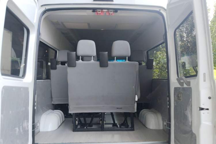 Used Iveco Daily 2021 2.5T A35 M1 Passenger Van 5-9 Seater Short Wheelbase Mid-Roof Design Single Tire Manual Doors Trunk