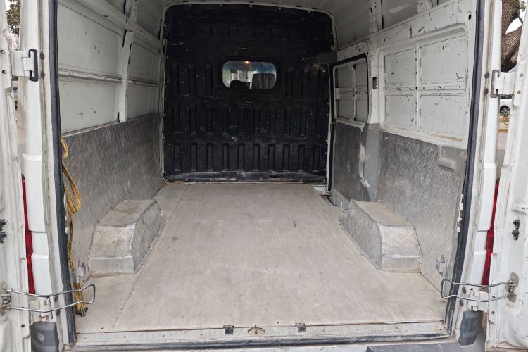 Used Iveco Daily 2021 2.8T V35 VAN厢式 van 3-seater short wheelbase mid-roof design single-tire side-hinged door Trunk