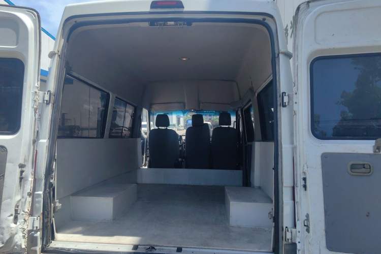 Used Iveco Daily 2021 2.5T A35 M1 Passenger Van 5-9 Seater Short Wheelbase Mid-Roof Design Dual Tires Side Sliding Door Trunk