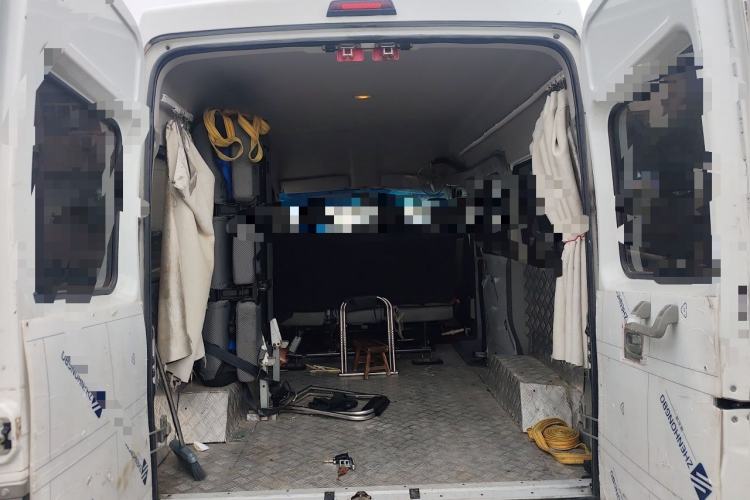 Used Iveco Daily 2021 2.5T A35 M1 Passenger Van 5-9 Seater Short Wheelbase Mid-Roof Design Single Tire Side-Sliding Door Trunk