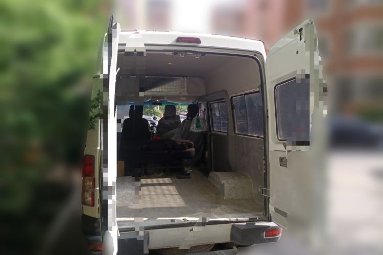 Used Iveco Daily 2021 2.5T A35 M1 Passenger Van 5-9 Seater Short Wheelbase Mid-Roof Design Dual Tires Side Sliding Door Trunk