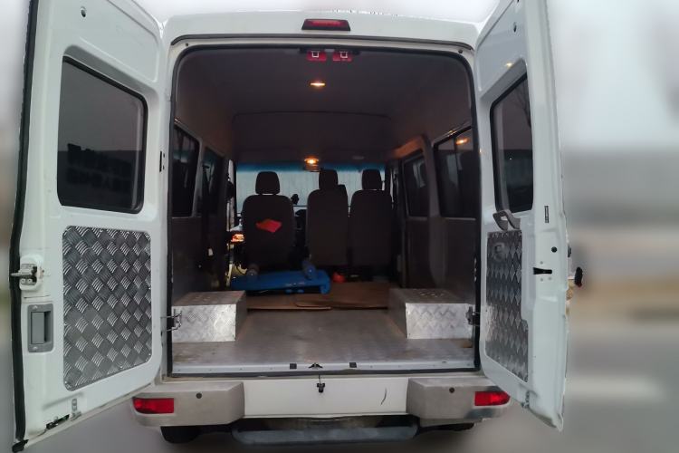 Used Iveco Daily 2021 2.5T A35 M1 Passenger Van 5-9 Seater Short Wheelbase Mid-Roof Design Dual Tires Side Sliding Door Trunk
