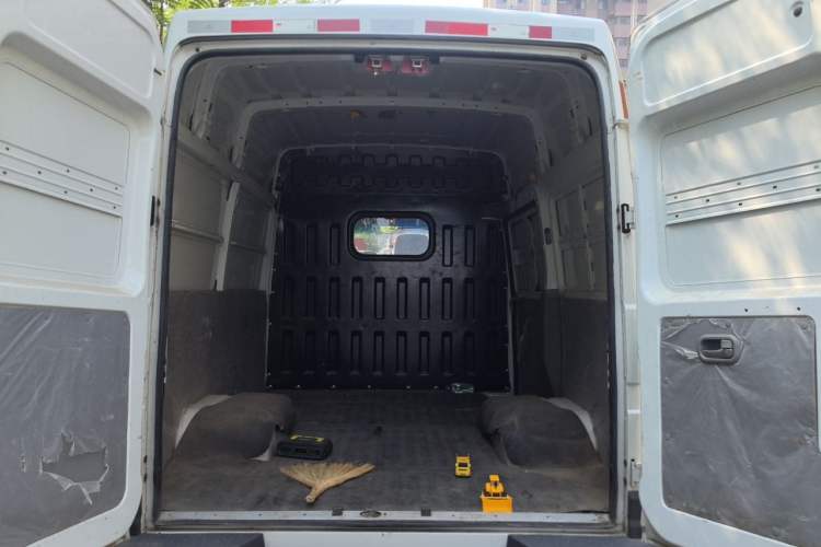 Used Iveco Daily 2021 2.5T V35 2-3 Seater Short Wheelbase Mid-Roof Design Dual Tires Manual Doors Trunk