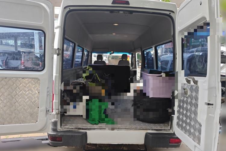 Used Iveco Daily 2021 2.5T A40 M1 Passenger Van 5-9 Seats Long Wheelbase Mid-Roof Design Dual Tires Manual Doors Trunk