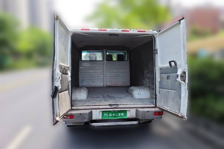 Used Iveco Daily 2021 2.8T V35 VAN厢式 van 3-seater short wheelbase low roof with dual tires and manual doors Trunk