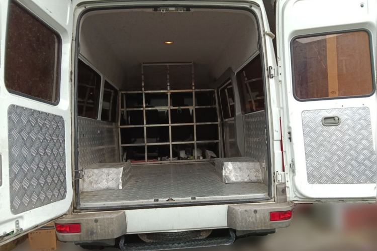 Used Iveco Daily 2021 2.5T A35 M1 Passenger Van 5-9 Seater Short Wheelbase Mid-Roof Design Dual Tires Side Sliding Door Trunk