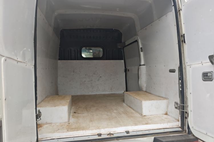 Used Iveco Daily 2021 2.5T V35 2-3 Seater Short Wheelbase Mid-Roof Design Dual Tires Manual Doors Trunk