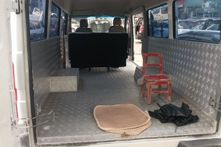 Used Iveco Daily 2021 2.5T A40 M1 Passenger Van 5-9 Seats Long Wheelbase Mid-Roof Design Dual Tires Manual Doors Trunk