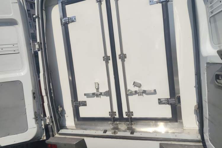 Used Iveco Daily 2021 2.5T V40 2-3 Seater Long Wheelbase Mid-Roof Dual Tires Manual Doors Trunk