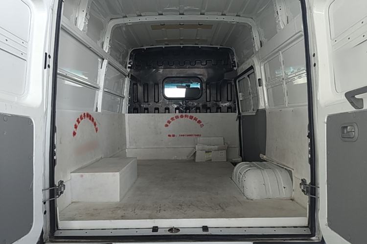 Used Iveco Daily 2021 2.8T V35 VAN厢式 Delivery Van 3-Seater Short Wheelbase Mid-Roof Design with Dual Tires and Side Sliding Doors Trunk