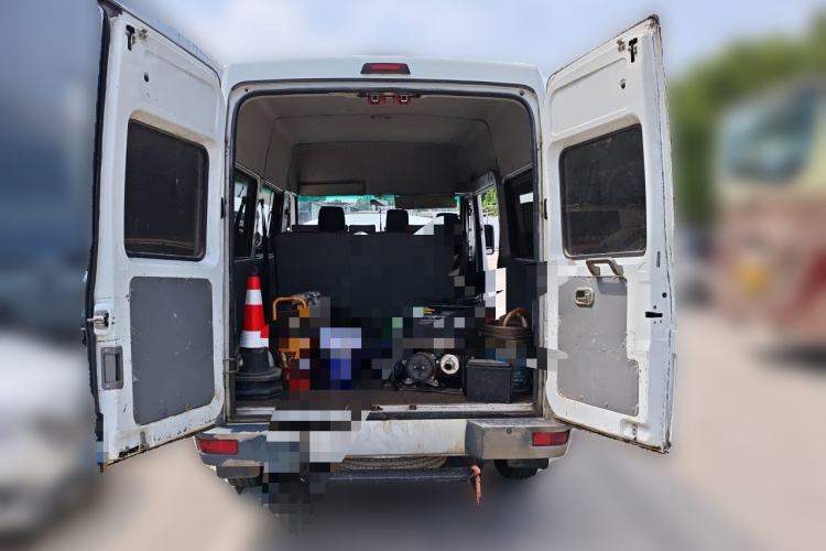 Used Iveco Daily 2021 2.5T A35 M1 Passenger Van 5-9 Seats Short Wheelbase Low Roof Single Tire Manual Doors Trunk