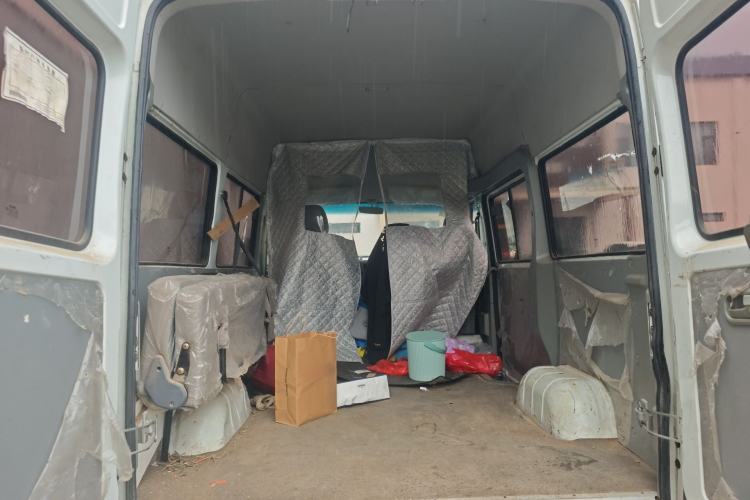 Used Iveco Daily 2021 2.5T A35 M1 Passenger Van 5-9 Seater Short Wheelbase Mid-Roof Design Single Tire Side-Sliding Door Trunk