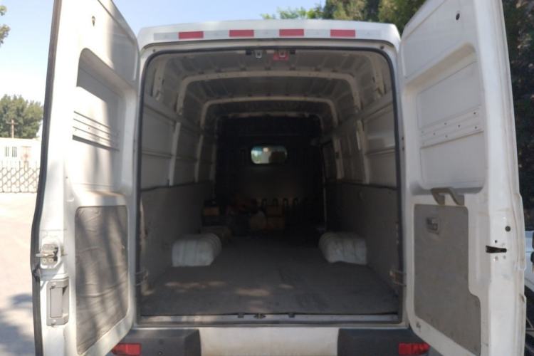 Used Iveco Daily 2021 2.8T V40 VAN厢式 Cargo Van 3-Seater Long Wheelbase Mid-Roof Design Dual Tires Manual Door Trunk
