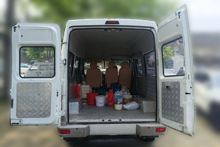 Used Iveco Daily 2021 2.5T A35 M1 Passenger Van 5-9 Seater Short Wheelbase Mid-Roof Design Single Tire Side-Sliding Door Trunk