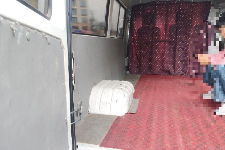 Used Iveco Daily 2021 2.5T A35 M1 Passenger Van 5-9 Seater Short Wheelbase Mid-Roof Design Dual Tires Manual Doors Trunk