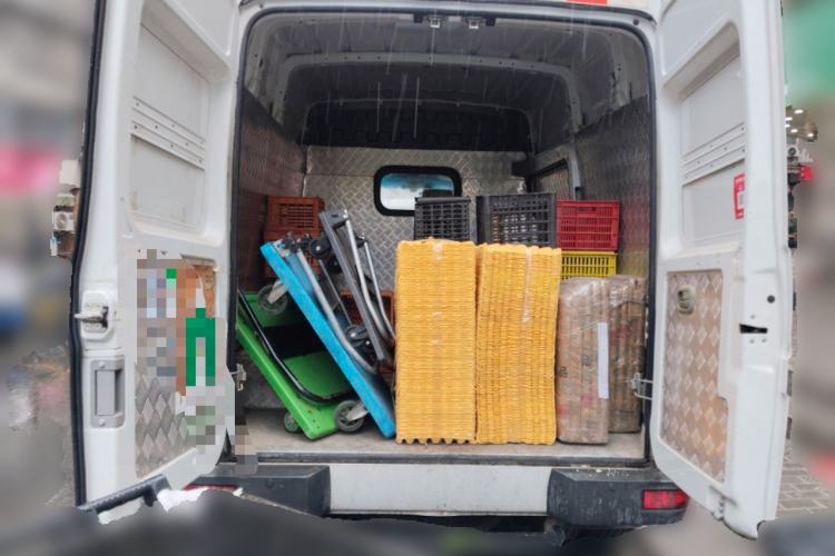 Used Iveco Daily 2021 2.8T V35 VAN厢式 Delivery Van 3-Seater Short Wheelbase Mid-Roof Design with Dual Tires and Side Sliding Doors Trunk