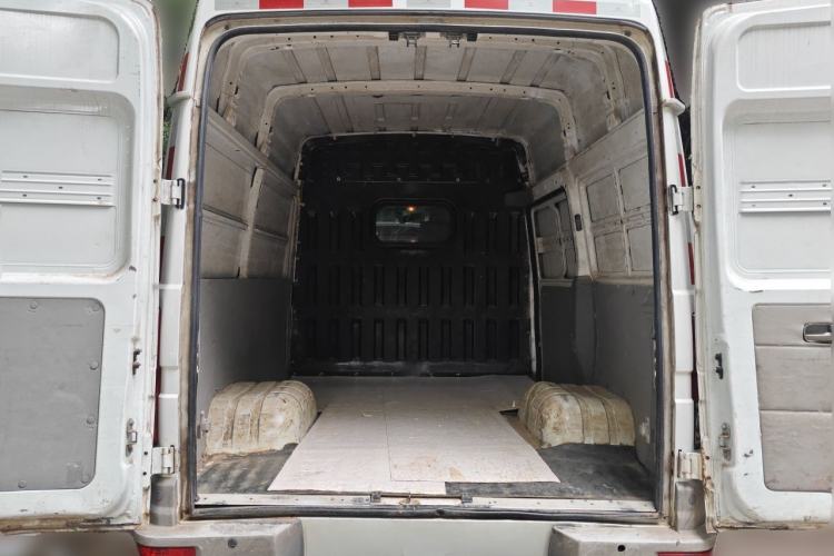 Used Iveco Daily 2021 2.8T V35 VAN厢式 van 3-seater short wheelbase mid-roof design with dual tires and manual doors Trunk