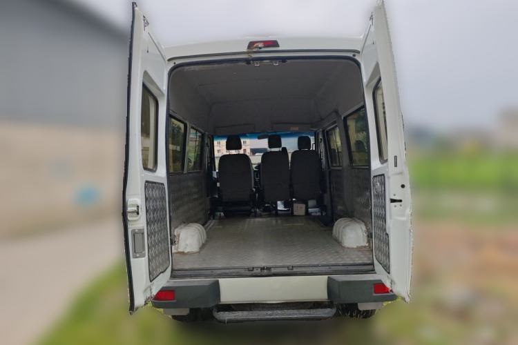 Used Iveco Daily 2021 2.5T A35 M1 Passenger Van 5-9 Seater Short Wheelbase Mid-Roof Design Single Tire Side-Sliding Door Trunk