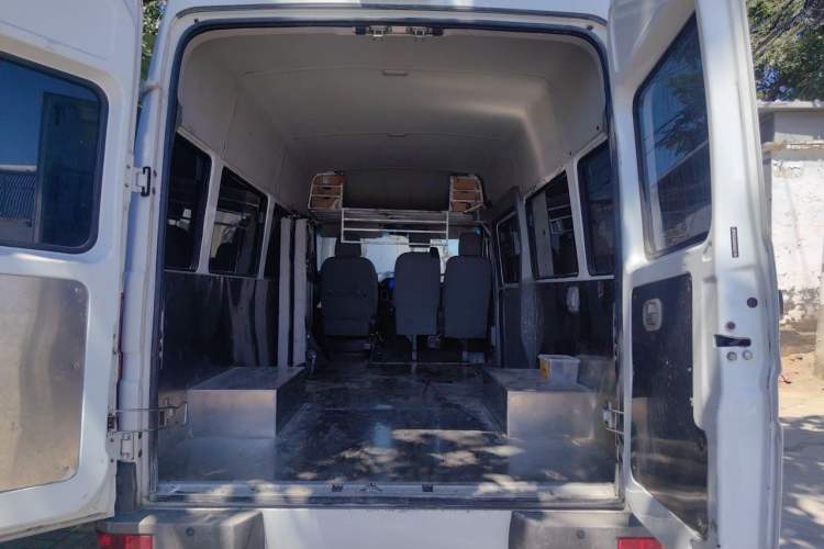 Used Iveco Daily 2021 2.5T M1 Dedicated Platform Vehicle 5-9 Seater Long Wheelbase Mid-Roof Design with Dual Tires and Side Sliding Doors Trunk