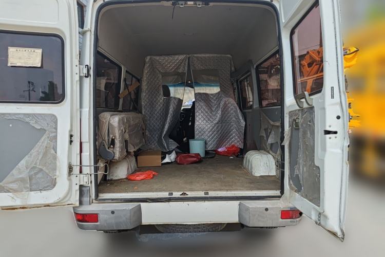 Used Iveco Daily 2021 2.5T A35 M1 Passenger Van 5-9 Seater Short Wheelbase Mid-Roof Design Single Tire Side-Sliding Door Trunk