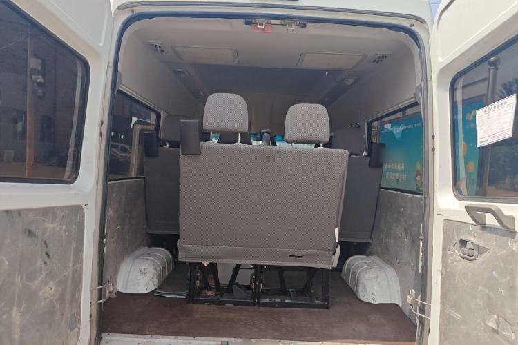 Used Iveco Daily 2021 2.5T A35 M1 Passenger Van 5-9 Seater Short Wheelbase Mid-Roof Design Single Tire Manual Doors Trunk