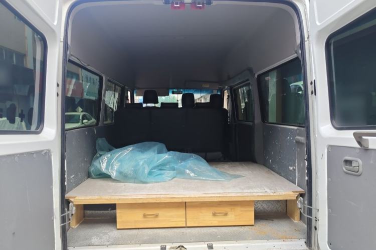 Used Iveco Daily 2021 2.5T A35 M1 Passenger Van 5-9 Seater Short Wheelbase Mid-Roof Design Dual Tires Side Sliding Door Trunk