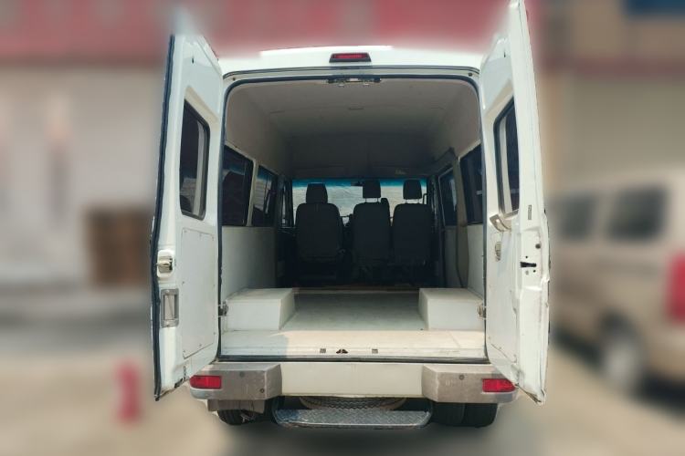 Used Iveco Daily 2021 2.5T A35 M1 Passenger Van 5-9 Seater Short Wheelbase Mid-Roof Design Dual Tires Manual Doors Trunk