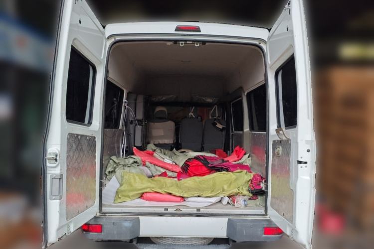 Used Iveco Daily 2021 2.5T A35 M1 Passenger Van 5-9 Seater Short Wheelbase Mid-Roof Design Dual Tires Side Sliding Door Trunk