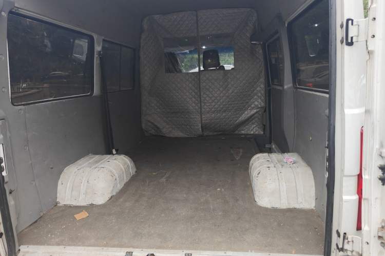Used Iveco Daily 2021 2.5T A35 M1 Passenger Van 5-9 Seater Short Wheelbase Mid-Roof Design Dual Tires Manual Doors Trunk