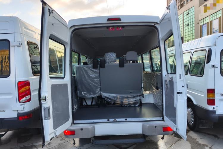 Used Iveco Daily 2021 2.5T A40 M1 Passenger Van 5-9 Seats Long Wheelbase Mid-Roof Design Dual Tires Manual Doors Trunk