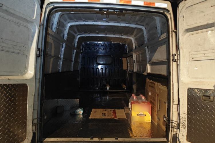 Used Iveco Daily 2021 2.8T V40 VAN厢式 Delivery Van 3-Seater Long Wheelbase Mid-Roof Design Dual Tires Side Sliding Door Trunk