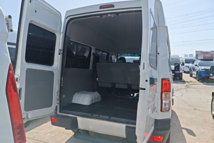 Used Iveco Daily 2021 2.5T A35 M1 Passenger Van 5-9 Seater Short Wheelbase Mid-Roof Design Dual Tires Side Sliding Door Trunk