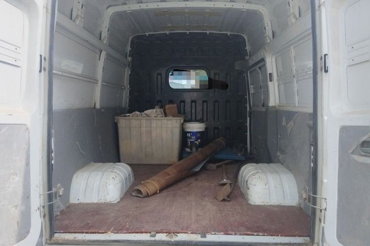 Used Iveco Daily 2021 2.8T V35 VAN厢式 van 3-seater short wheelbase mid-roof design with dual tires and manual doors Trunk