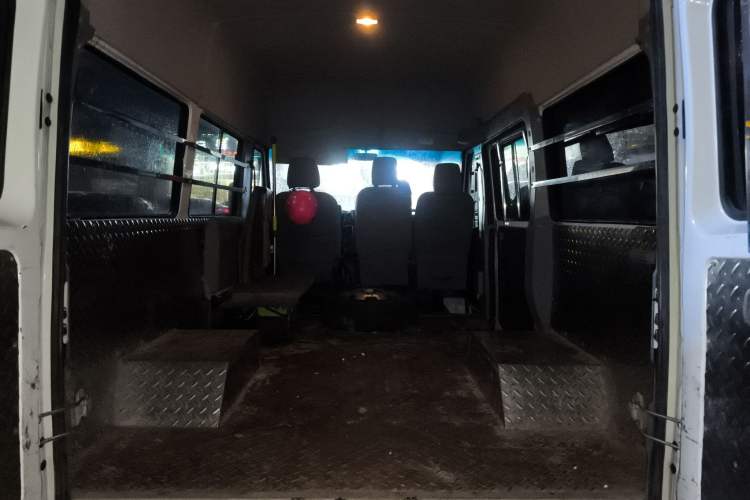 Used Iveco Daily 2021 2.5T A35 M1 Passenger Van 5-9 Seater Short Wheelbase Mid-Roof Design Dual Tires Side Sliding Door Trunk
