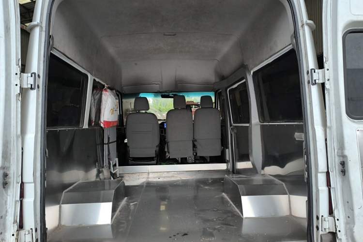 Used Iveco Daily 2021 2.5T A35 M1 Passenger Van 5-9 Seater Short Wheelbase Mid-Roof Design Dual Tires Side Sliding Door Trunk