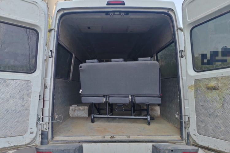 Used Iveco Daily 2021 2.5T A40 M1 Passenger Van 5-9 Seats Long Wheelbase Mid-Roof Design Dual Tires Manual Doors Trunk