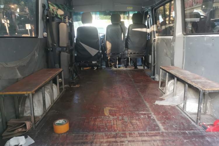 Used Iveco Daily 2021 2.5T A35 M1 Passenger Van 5-9 Seater Short Wheelbase Mid-Roof Design Single Tire Manual Doors Trunk