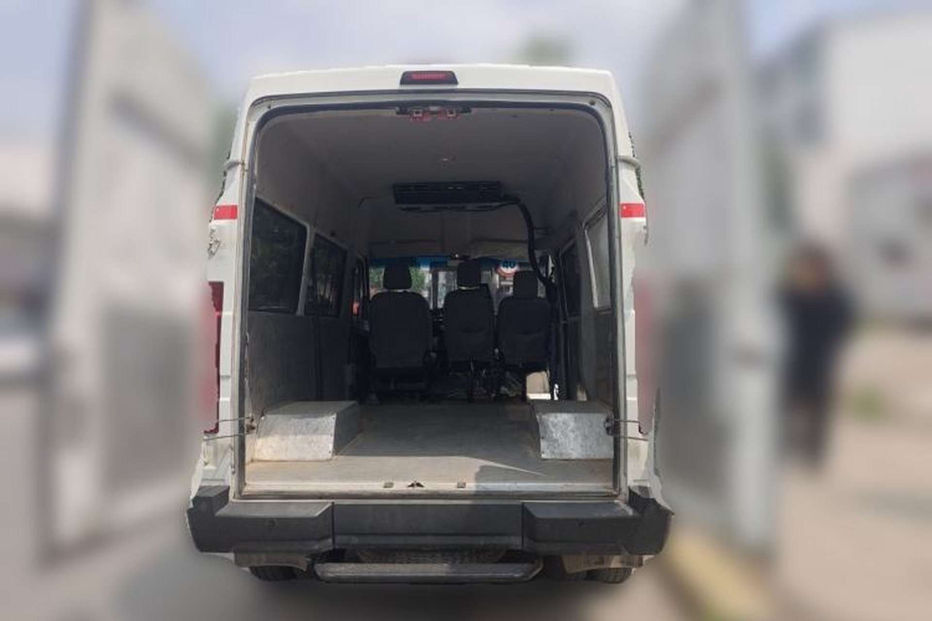 Used Iveco Daily 2021 2.5T A35 M1 Passenger Van 5-9 Seater Short Wheelbase Mid-Roof Design Dual Tires Manual Doors Trunk