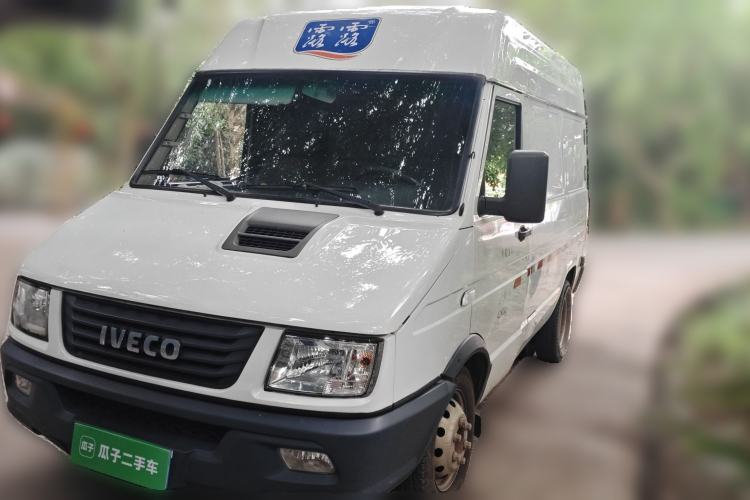 Used Iveco Daily 2021 2.8T V35 VAN厢式 van 3-seater short wheelbase mid-roof design with dual tires and manual doors Guazi used car, China used car export, Used car for sale, Used cars, Cheapest cars for sale