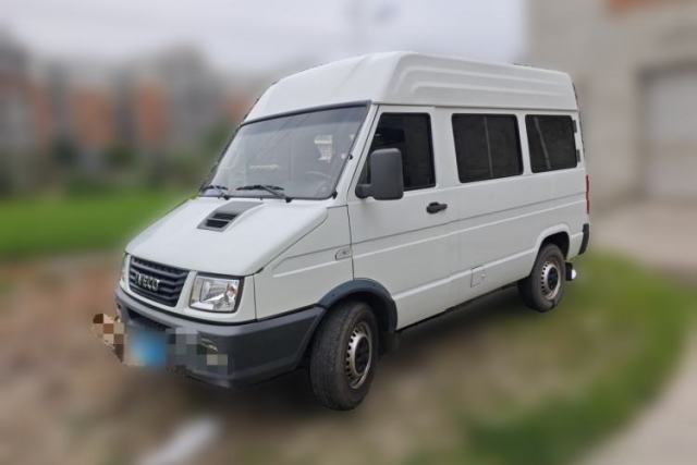 Used Iveco Daily 2021 2.5T A35 M1 Passenger Van 5-9 Seater Short Wheelbase Mid-Roof Design Single Tire Side-Sliding Door