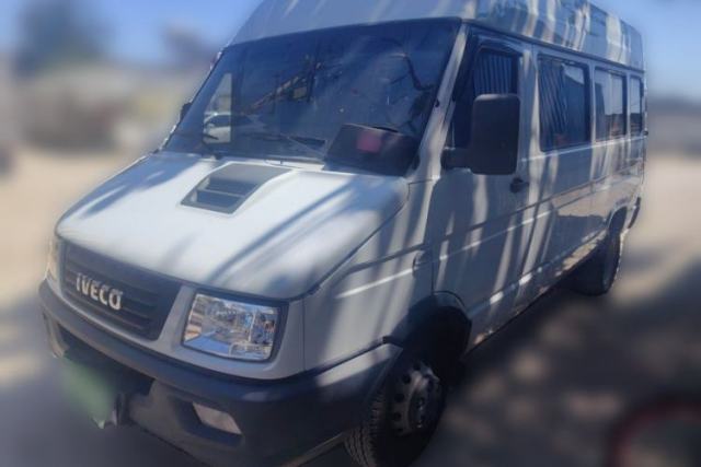 Used Iveco Daily 2021 2.5T M1 Dedicated Platform Vehicle 5-9 Seater Long Wheelbase Mid-Roof Design with Dual Tires and Side Sliding Doors