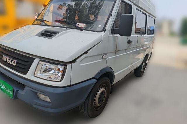 Used Iveco Daily 2021 2.5T A35 M1 Passenger Van 5-9 Seater Short Wheelbase Mid-Roof Design Single Tire Side-Sliding Door