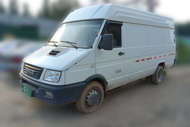 Used Iveco Daily 2021 2.8T V35 VAN厢式 van 3-seater short wheelbase low roof with dual tires and manual doors
