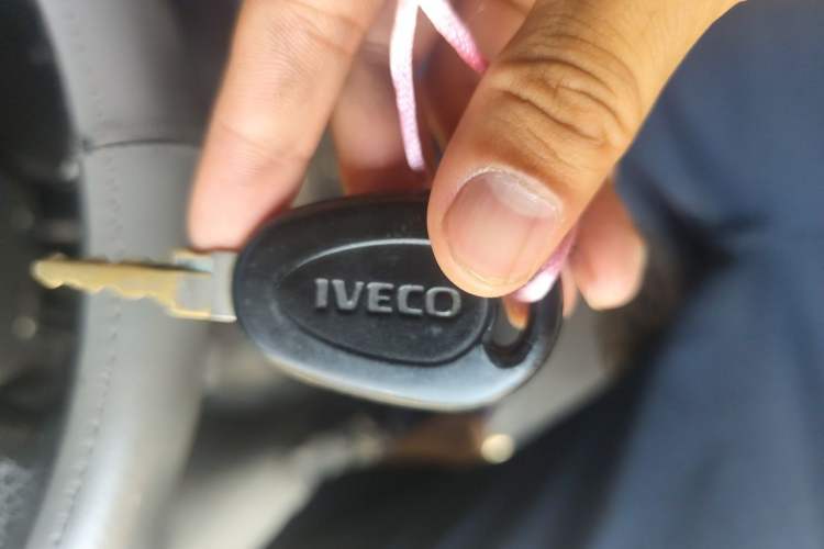 Used Iveco Daily 2021 2.5T V40 2-3 Seater Long Wheelbase Mid-Roof Dual Tires Manual Doors Vehicle Key
