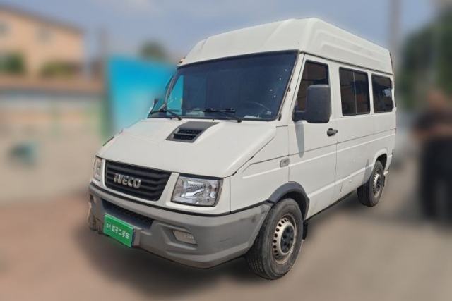 Used Iveco Daily 2021 2.5T A35 M1 Passenger Van 5-9 Seater Short Wheelbase Mid-Roof Design Single Tire Manual Doors