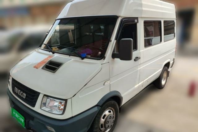 Used Iveco Daily 2021 2.5T A35 M1 Passenger Van 5-9 Seater Short Wheelbase Mid-Roof Design Dual Tires Manual Doors