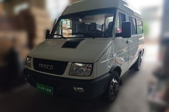 Used Iveco Daily 2021 2.5T A35 M1 Passenger Van 5-9 Seater Short Wheelbase Mid-Roof Design Dual Tires Side Sliding Door