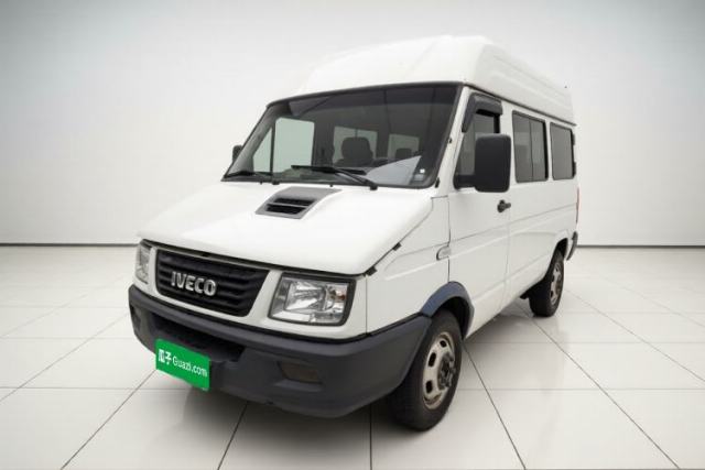 Used Iveco Daily 2021 2.5T A35 M1 Passenger Van 5-9 Seater Short Wheelbase Mid-Roof Design Dual Tires Manual Doors