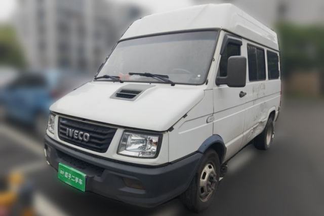 Used Iveco Daily 2021 2.5T A35 M1 Passenger Van 5-9 Seater Short Wheelbase Mid-Roof Design Dual Tires Manual Doors