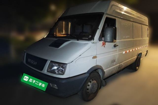 Used Iveco Daily 2021 2.8T V40 VAN厢式 Delivery Van 3-Seater Long Wheelbase Mid-Roof Design Dual Tires Side Sliding Door
